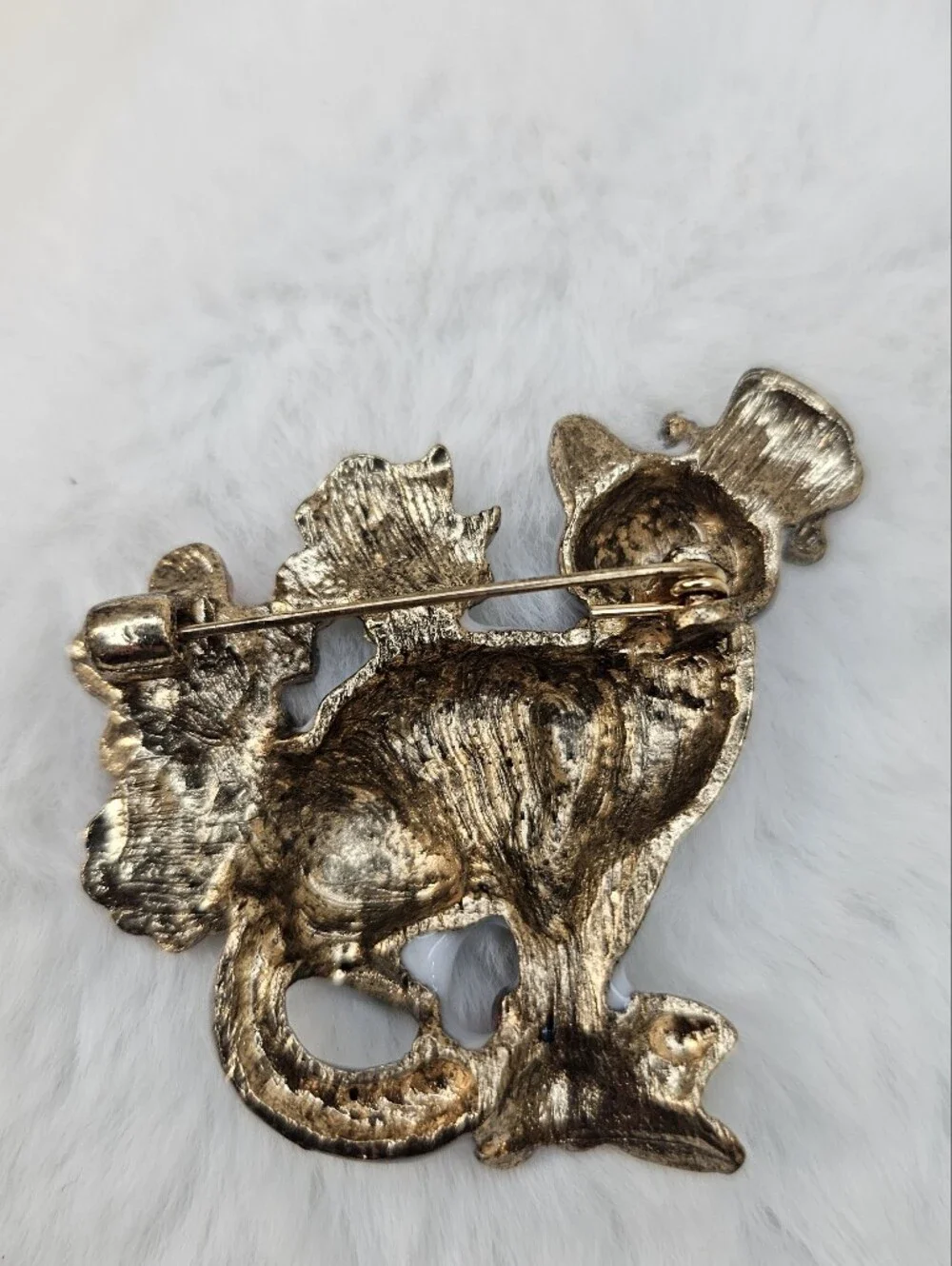 Decorative White Cat Brooch with Pink and Red Floral Accents